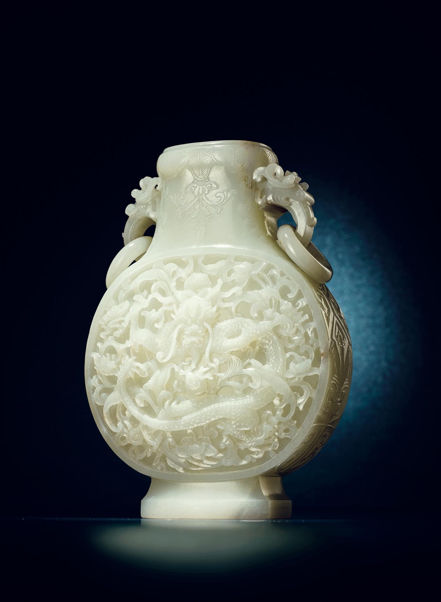 華人收藏家LIN YONG 破千萬港幣的乾隆雕龍抱月白玉瓶將在台北文華藝博