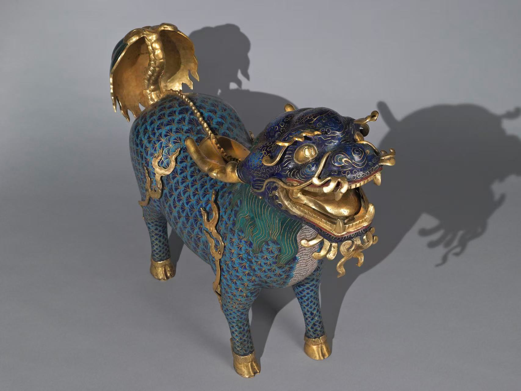 與楓丹白露藏品同款的乾隆掐絲琺瑯麒麟及乾隆御製詩笨巖款紫砂壺連袂在