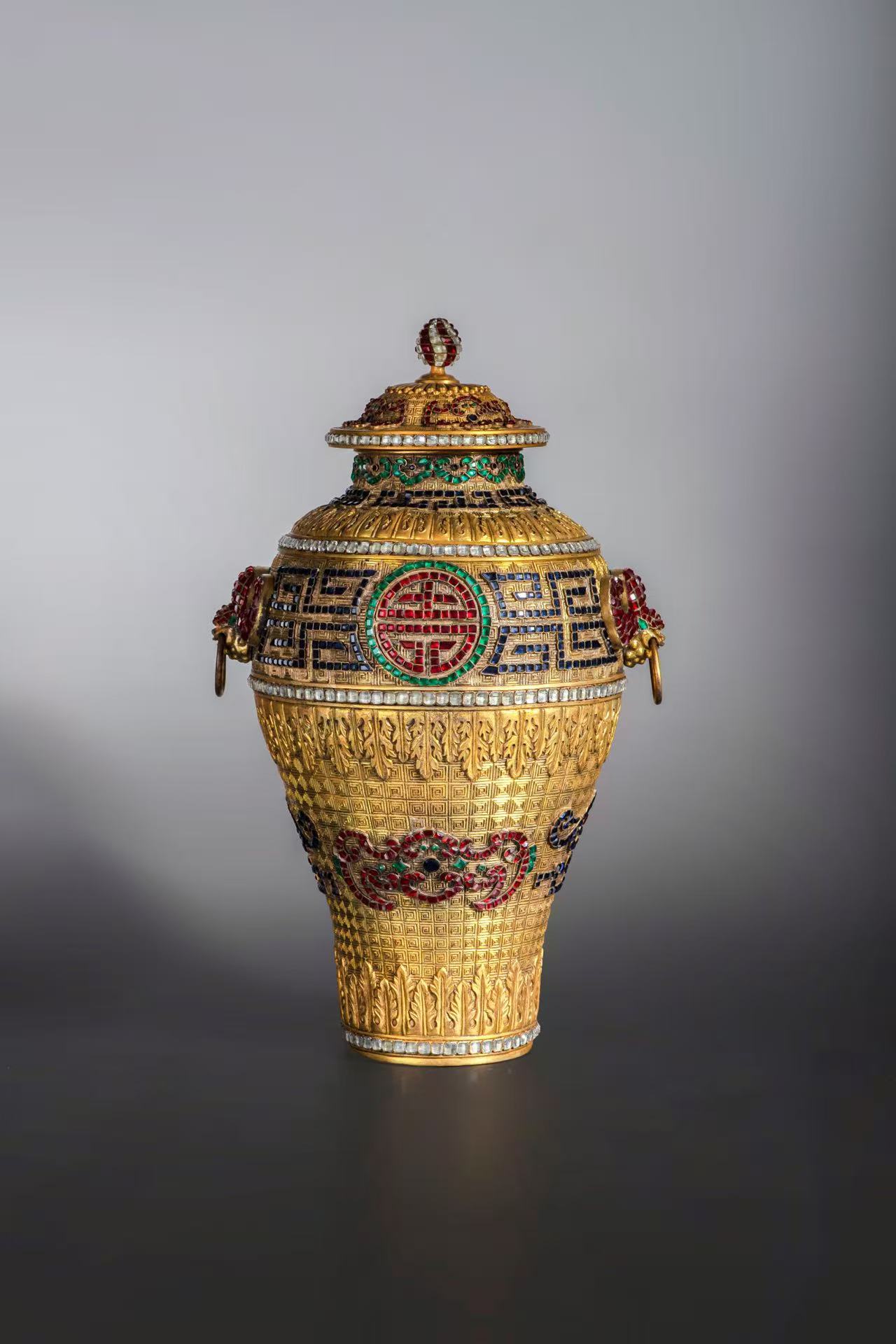 盡顯乾隆華麗氣派的寶瓶即將在台北拍賣Lavishly Adorned Qianlong