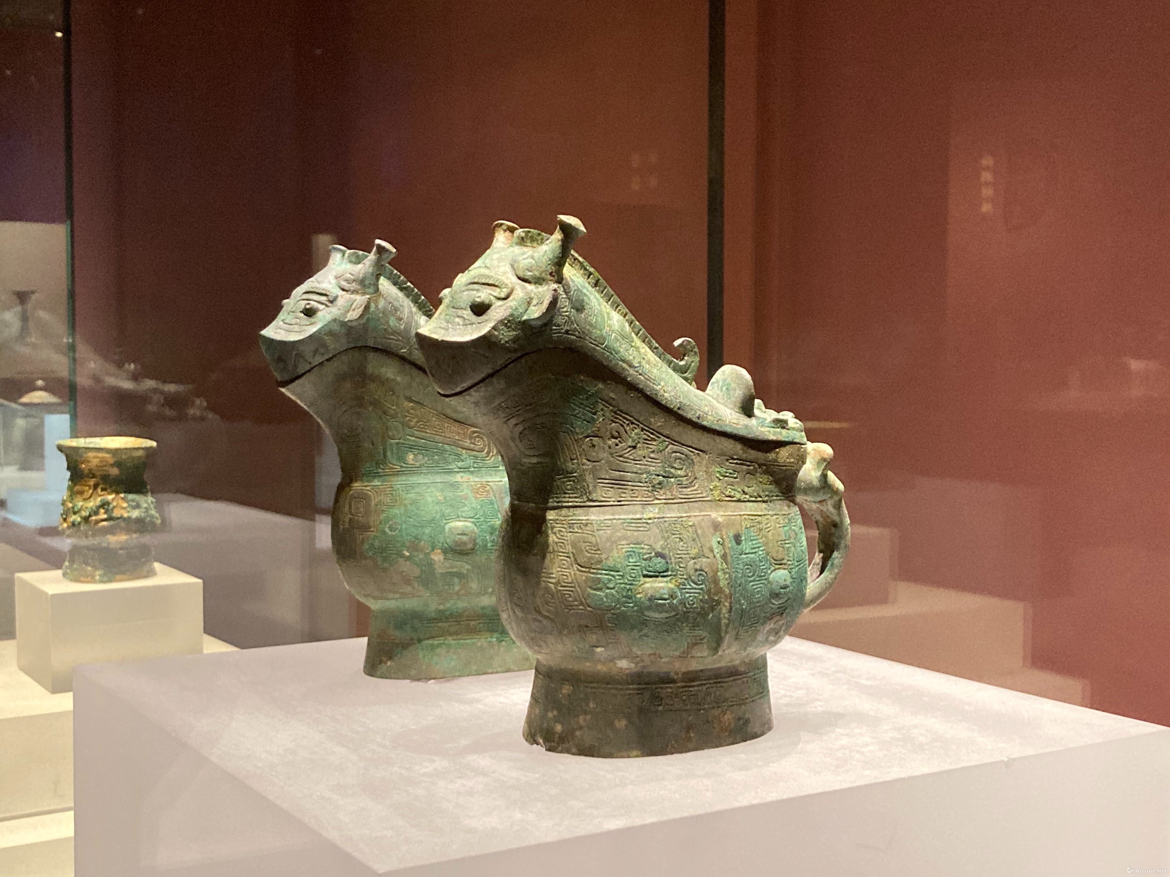 古董，藏友旧藏寄売，青銅製，「商獸面紋提梁器」祭祀品，附葬品，文房置物，賞物。 A rare bronze cylindrical box and cover, Warring States